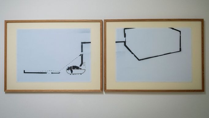 Markéta Hlinovská: Krtčí past III, diptych z cyklu Hnízda a pasti, 2011, sprej na papíře, 50 × 140 cm.