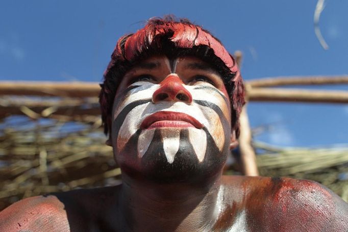 A Yawalapiti man awaits his turn to wrestle as part of this year's 'quarup,' a ritual held over several days to honour in death a person of great importance to them, in the Xingu National Park, Mato Grosso State, August 19, 2012. This year the Yawalapiti tribe honoured two people - a Yawalapiti Indian who they consider a great leader, and Darcy Ribeiro, a well-known author, anthropologist and politician known for focusing on the relationship between native peoples and education in Brazil. Picture taken August 19, 2012. REUTERS/Ueslei Marcelino (BRAZIL - Tags: SOCIETY ENVIRONMENT) FOR EDITORIAL USE ONLY. NOT FOR SALE FOR MARKETING OR ADVERTISING CAMPAIGNS. ATTENTION EDITORS - PICTURE 34 OF 37 FOR THE PACKAGE 'THE YAWALAPITI QUARUP RITUAL' Published: Srp. 29, 2012, 10:21 dop.