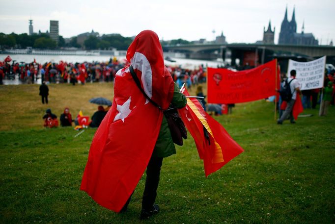 Demonstrace v Kolíně nad Rýnem na podporu tureckého prezidenta Recepa Erdogana