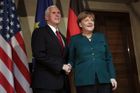 Trumpův viceprezident Mike Pence uklidňoval Evropu. Ta ale pátrá, kdo v Bílém domě opravdu rozhoduje