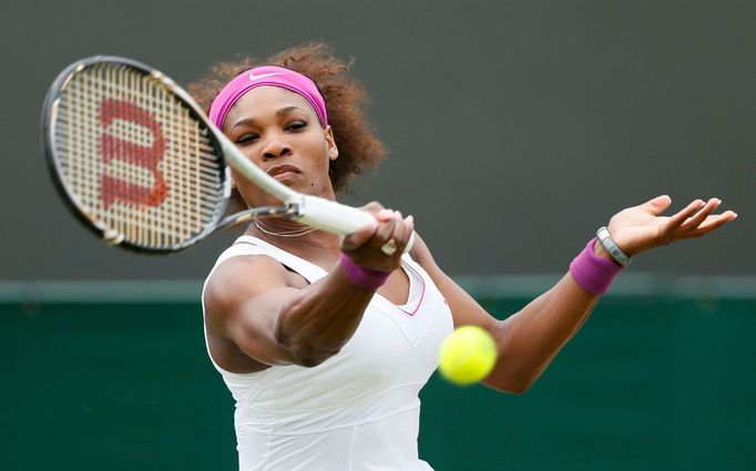 Americká tenistka Serena Williamsová vrací míček Kazašce Jaroslavě Švedovové během osmifinále Wimbledonu 2012.