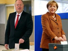 Rivalové. Peer Steinbrück (SPD) a Angela Merkelová (CDU) odevzdávají své hlasy.