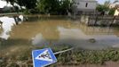 A traffic sign lays on the ground in a flooded street in the town of Krymsk in Krasnodar region, southern Russia, July 8, 2012. Russian President Vladimir Putin ordered investigators to find out if enough was done to prevent 144 people being killed in floods in southern Russia after flying to the region to deal with the first big disaster of his new presidency. REUTERS/Eduard Korniyenko (RUSSIA - Tags: DISASTER ENVIRONMENT POLITICS) Published: Čec. 8, 2012, 7:59 dop.