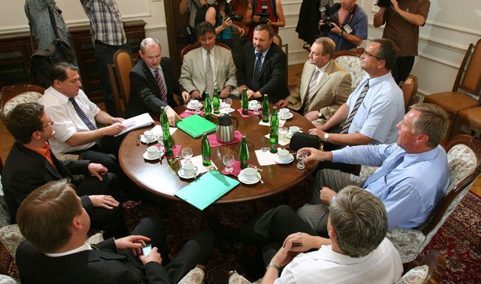 Zástupci pěti parlamentních stran jednají v budově poslanecké sněmovny