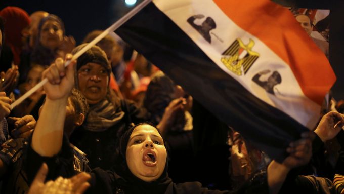 Noční oslavy na náměstí Tahrír v Káhiře.