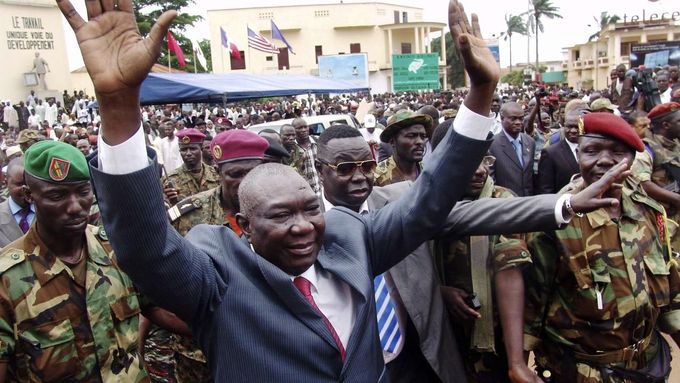 Vůdce rebelů Michel Djotodia, jenž se prohlásil za prezidenta, se svými příznivci.