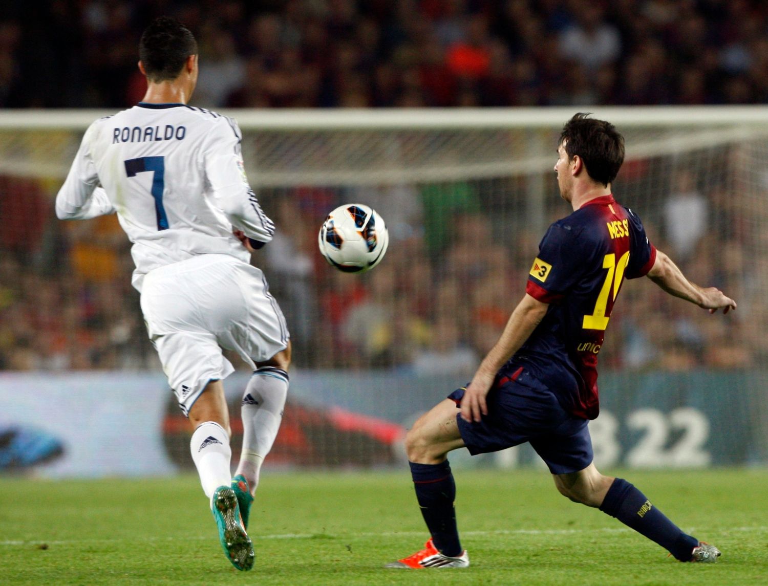 Fotbalista Barcelony Lionel Messi (vpravo) v souboji s Cristianem Ronaldem v utkání Primera División proti Realu Madrid.