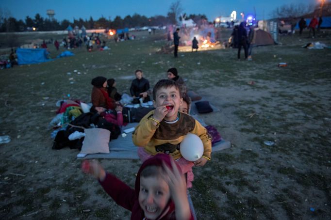 Migranti na řecko-turecké hranici.