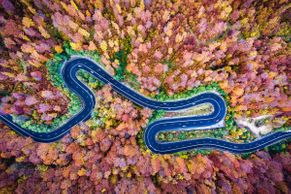 20 nejlepších fotek pořízených z dronu: od levandulových polí po rumunské serpentiny