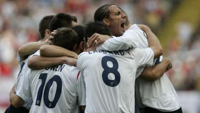 Angličtí fotbalisté se radují z prvního gólu Davida Beckhama v zápase proti Paraguayi.