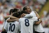 Angličtí fotbalisté se radují z prvního gólu Davida Beckhama v zápase proti Paraguayi.
