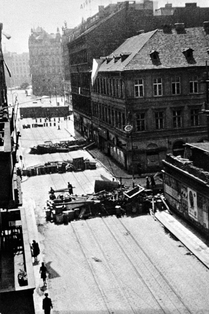 Barikády v Revoluční ulici v Praze 1 během květného povstání v roce 1945.