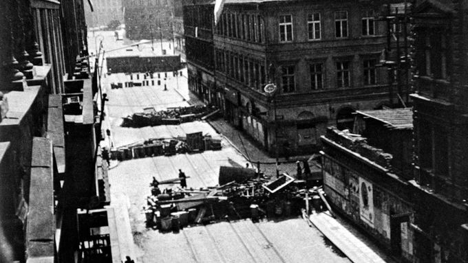 Barikády v Revoluční ulici v Praze 1 během květného povstání v roce 1945.