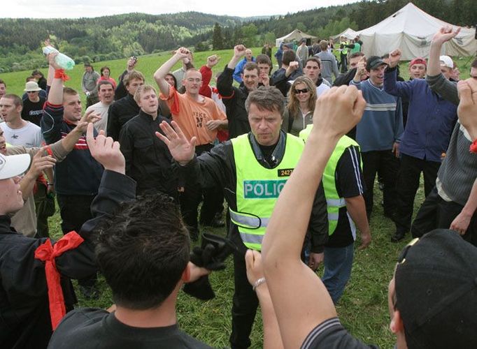 Policie poprvé vyzkoušela nasazení tzv. antikonfliktních týmů. Tito policisté v civilu, označení jen vestou, mají hledat s účastníky problematického shromáždění smírné řešení situace.