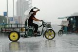 Matka a dcera ve probíjejí deštěm v Siang-fanu ve středočínské provincii Chu-pej.