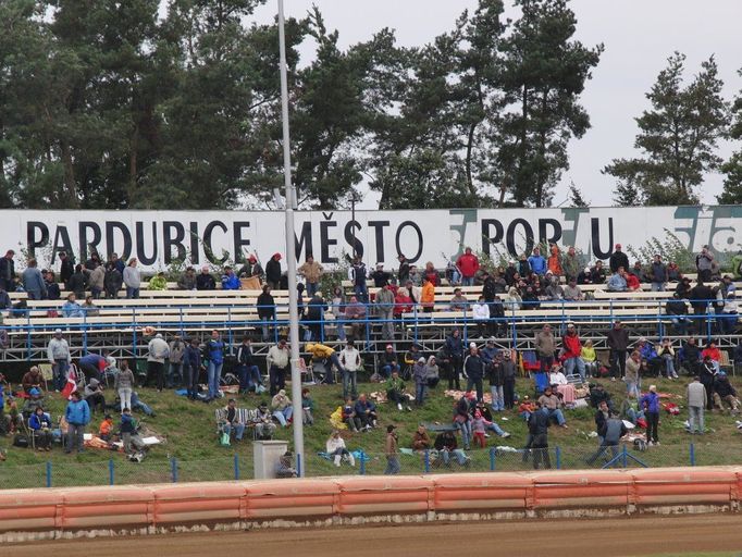 Co říci závěrem? Pardubice jsou město sportu (resp. "město poru", jak hlásá cedule), takže za týden si tu dají příznivci sportu sraz znovu, pouze o několik set metrů dále, na dostihovém závodišti. Poběží se tam jubilejní 120. Velká pardubická.