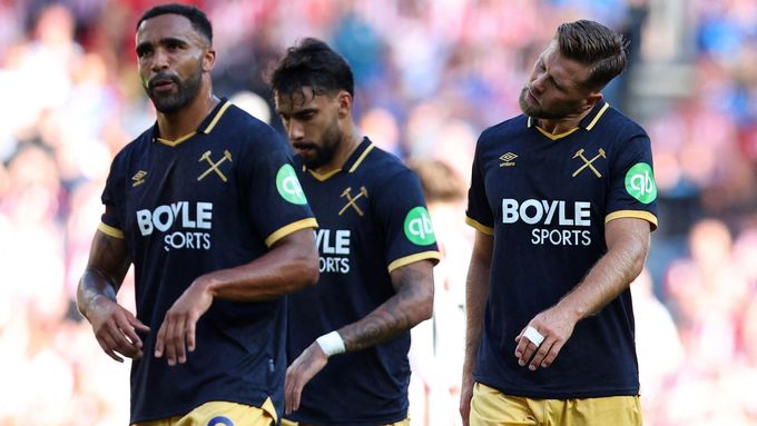 Zdrcení fotbalisté West Hamu po prohře se Sunderlandem