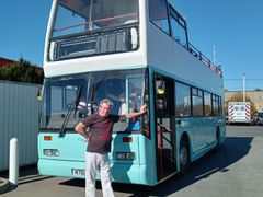 Autobus, který kdysi vlastnil fotbalový klub FC Liverpool, dnes je z něj fotostudio. Pózuje Jerry.