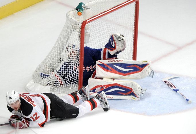 Lundqvist v bráně po jednom ze soubojů na brankovišti v utkání s Jersey