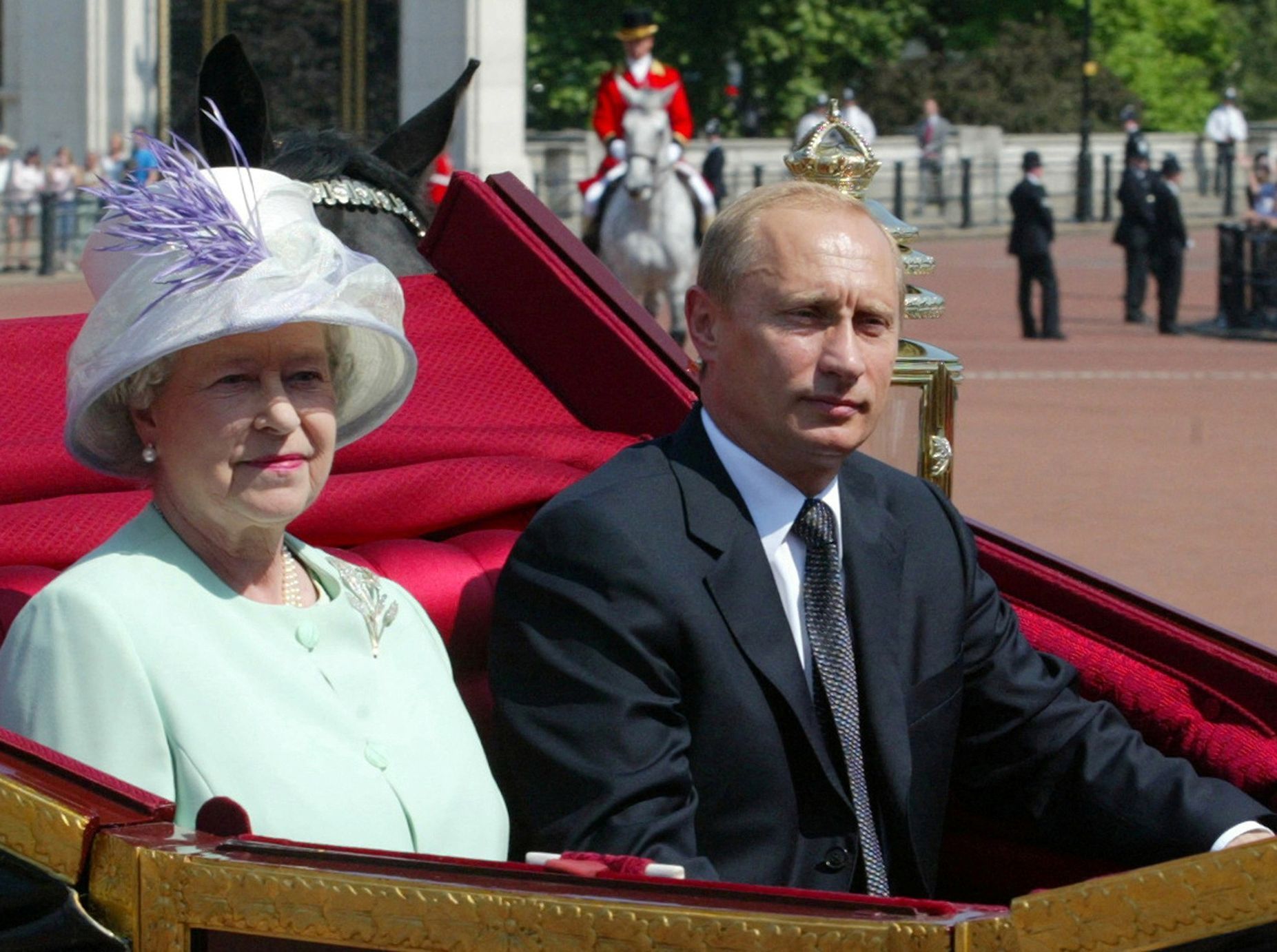 Královna Alžběta II. a Vladimir Putin v Londýně v roce 2003.