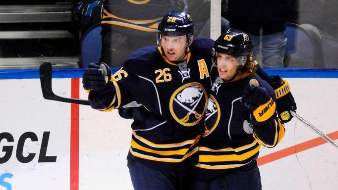 Thomas Vanek a Tyler Ennis (Buffalo Sabres) v NHL 2013