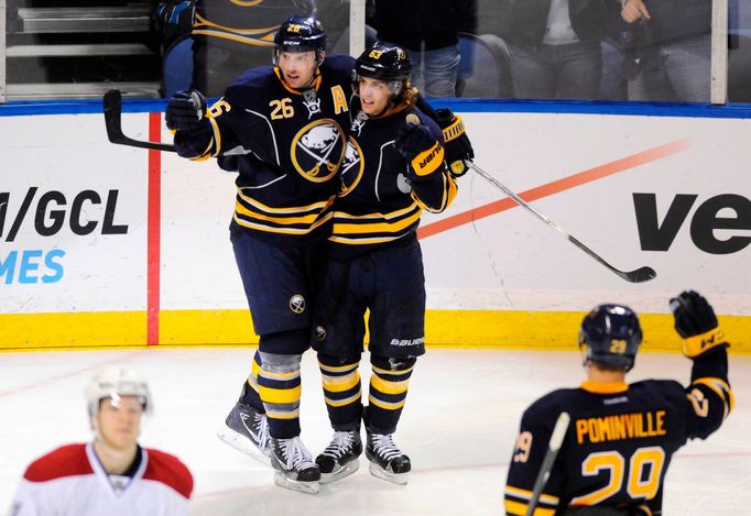 Thomas Vanek a Tyler Ennis (Buffalo Sabres) v NHL 2013