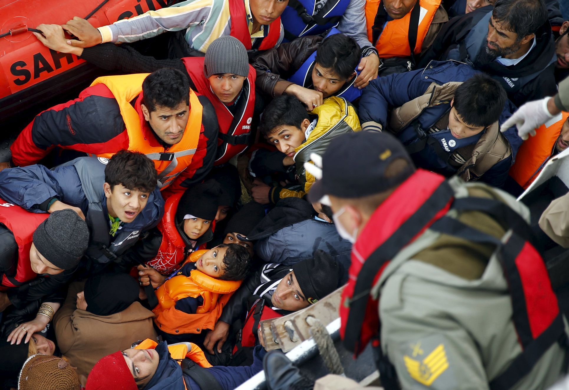 Těmto uprchlíkům se na Lesbos dostat nepodařilo, zachraňovala je turecká pobřežní stráž.