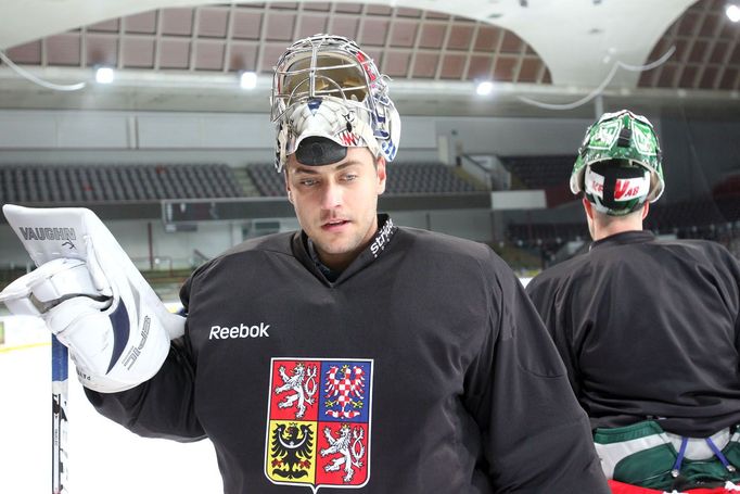 Český hokejový reprezentační brankář Ondřej Pavelec při tréninku před Karjala Cupem 2012.