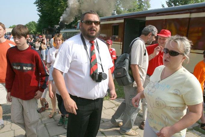 Starosta Schaffartzik na nádraží v Třemešné. "Tolik lidí tu bylo naposledy při osvobození."