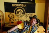 Tento fanda Dortmundu s myšlenkami na Borussii uléhá i vstává.