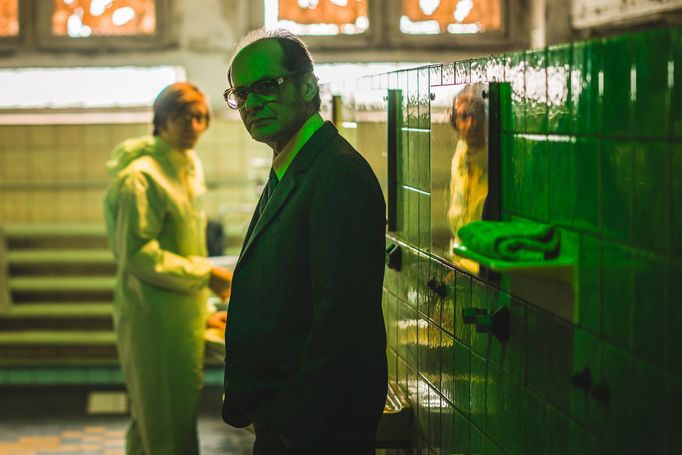 Adrian Jastraban v roli ředitele výzkumného ústavu a Filip František Červenka jako Slávek.