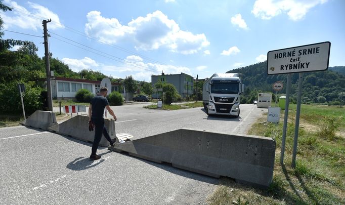 Uzavřený česko-slovenský hraniční přechod Brumov-Bylnice/Horné Srnie.