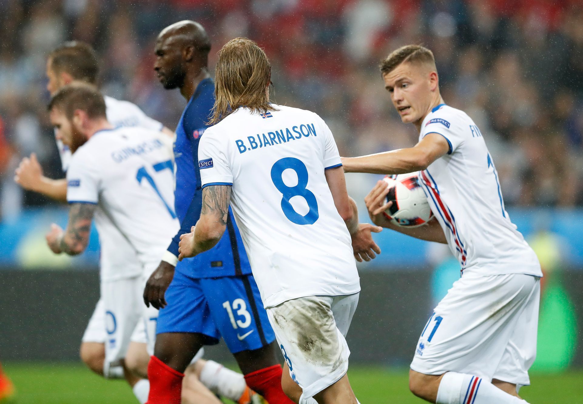 Euro 2016, Francie-Island: Birkir Bjarnason slaví gól na 5:2