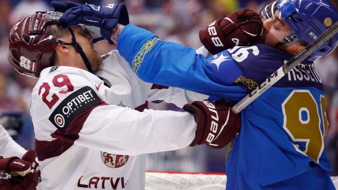 Lotyš Ralfs Freibergs (vlevo) a Alichan Asetov z Kazachstánu stihli při utkání hokejového MS i boxerský souboj
