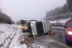 Na Berounsku se srazilo 7 aut, blokovala D5 na Prahu