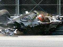 Robert Kubica se svým vozem BMW-Sauber těžce havaroval při Velké ceně Kanady.