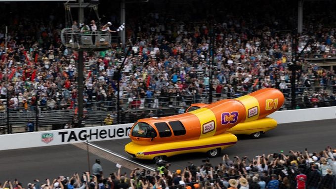 Závody tzv. Wienermobilů, obřích hot dogů, na slavném oválu v Indianapolisu