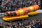 Bizarní podívaná ve „Staré cihelně“. V Indianapolisu závodily obří hot dogy