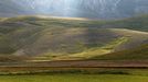 Rozkvetlá letní pole v okolí italské vesnice Castelluccio di Norcia