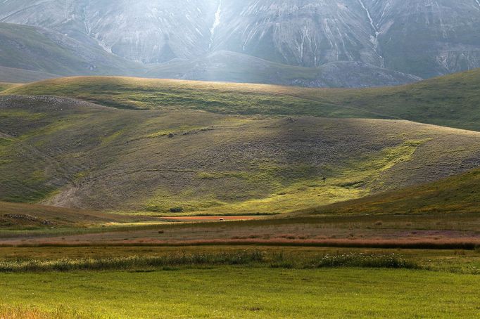 Rozkvetlá letní pole v okolí italské vesnice Castelluccio di Norcia