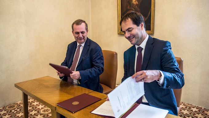 Smlouvu mezi Home Creditem a Univerzitou Karlovou podepsal rektor 30. září.
