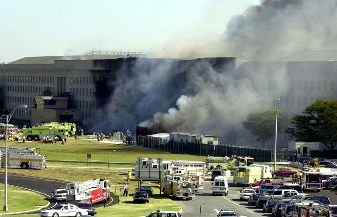 Požární jednotky u Pentagonu, 11. září 2001.