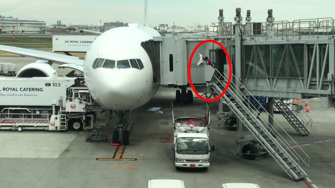 Záběry z tokijského letiště ukazují, jak se dělníci vypořádali s odpadky, které zanechalicestující u svých sedadel v Boeingu 777 Japonských aerolinií.