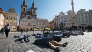 Civilisté na Ukrajině umírají kvůli ruským útokům na jejich domovy.