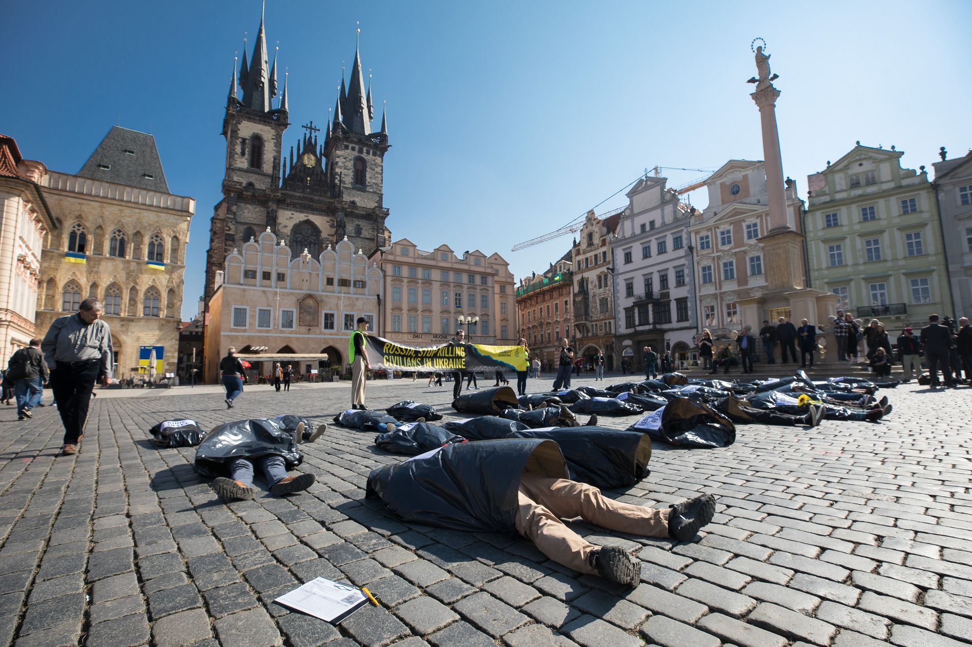 Oběti války na Ukrajině, měsíc od začátku, Staroměstské náměstí, happening Amnesty International