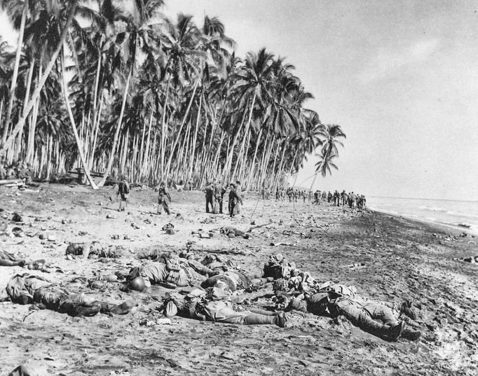 Těla padlých japonských vojáků na Guadalcanalu. Snímek ze srpna roku 1942.