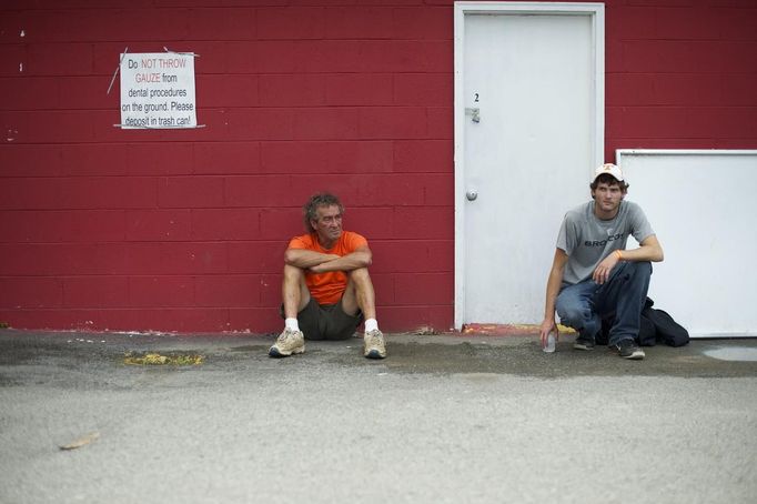 Patients wait to receive treatment at the Remote Area Medical (RAM) clinic in Wise, Virginia July 20, 2012. RAM clinics bring free medical, dental and vision care to uninsured and under-insured people across the country and abroad. The Wise clinic was the 647th RAM expedition since 1985 and drew 1700 patients from 14 states, organizers said. Picture taken July 20, 2012. REUTERS/Mark Makela (UNITED STATES - Tags: HEALTH SOCIETY) Published: Čec. 24, 2012, 3:22 odp.