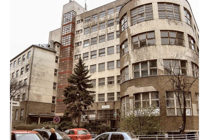 Poliklinika na Bezručově ulici v Bratislavě, kde pracoval jako topič Ondrej Rigo v počátcích 90. let 20. století. Snímek z roku 2007.