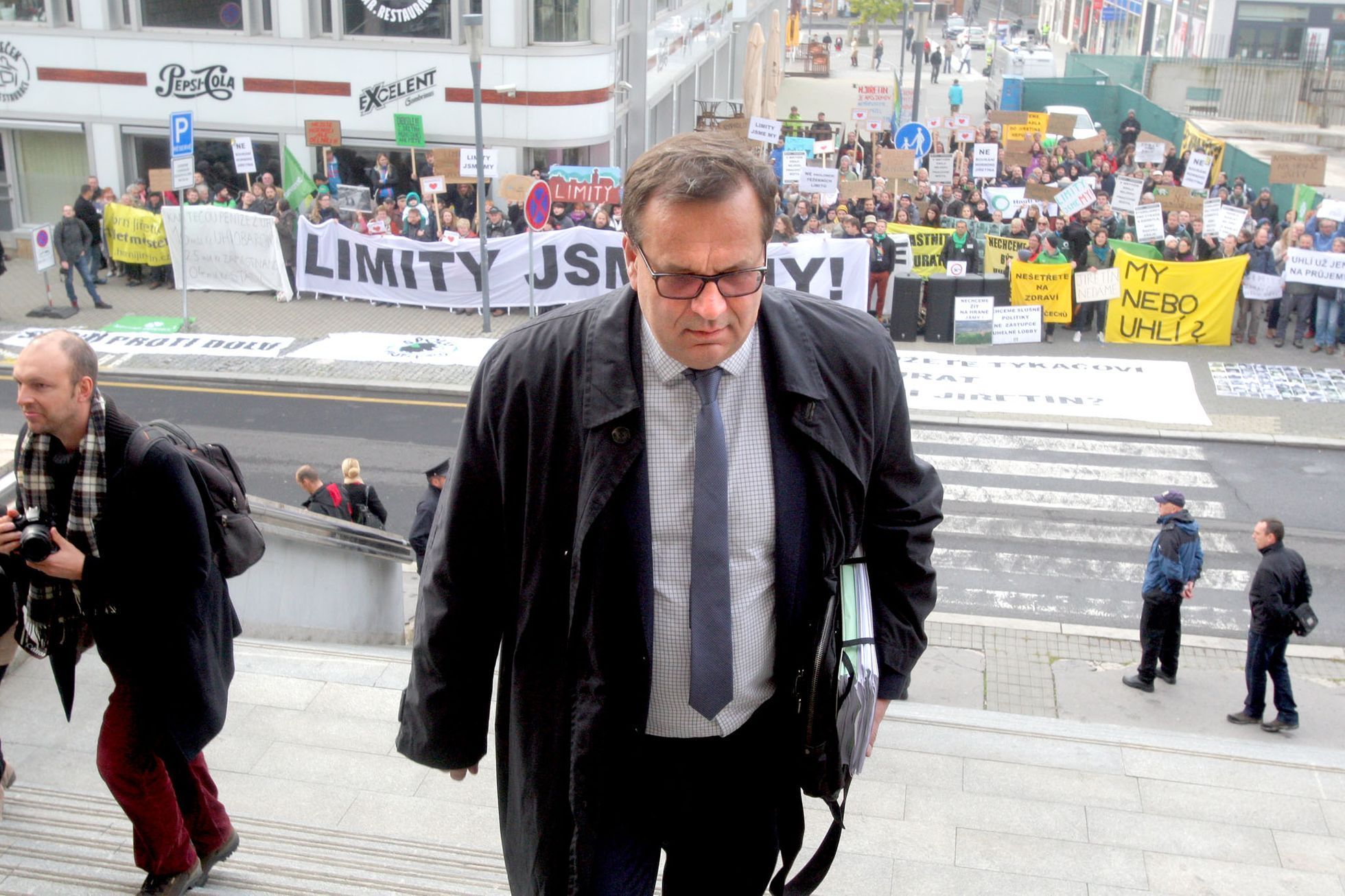 Vláda přijela vlakem do Ústí rozhodovat o limitech