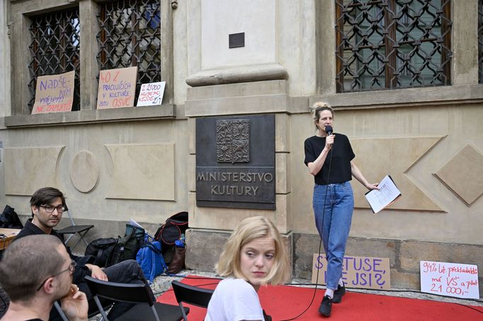 Snímek z pondělní demonstrace před ministerstvem kultury.